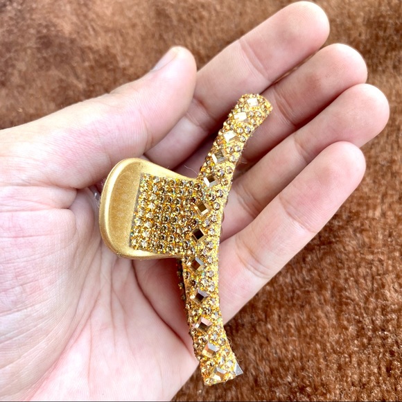 Beautiful Studded Golden Clip!❤️ - Picture 3 of 7